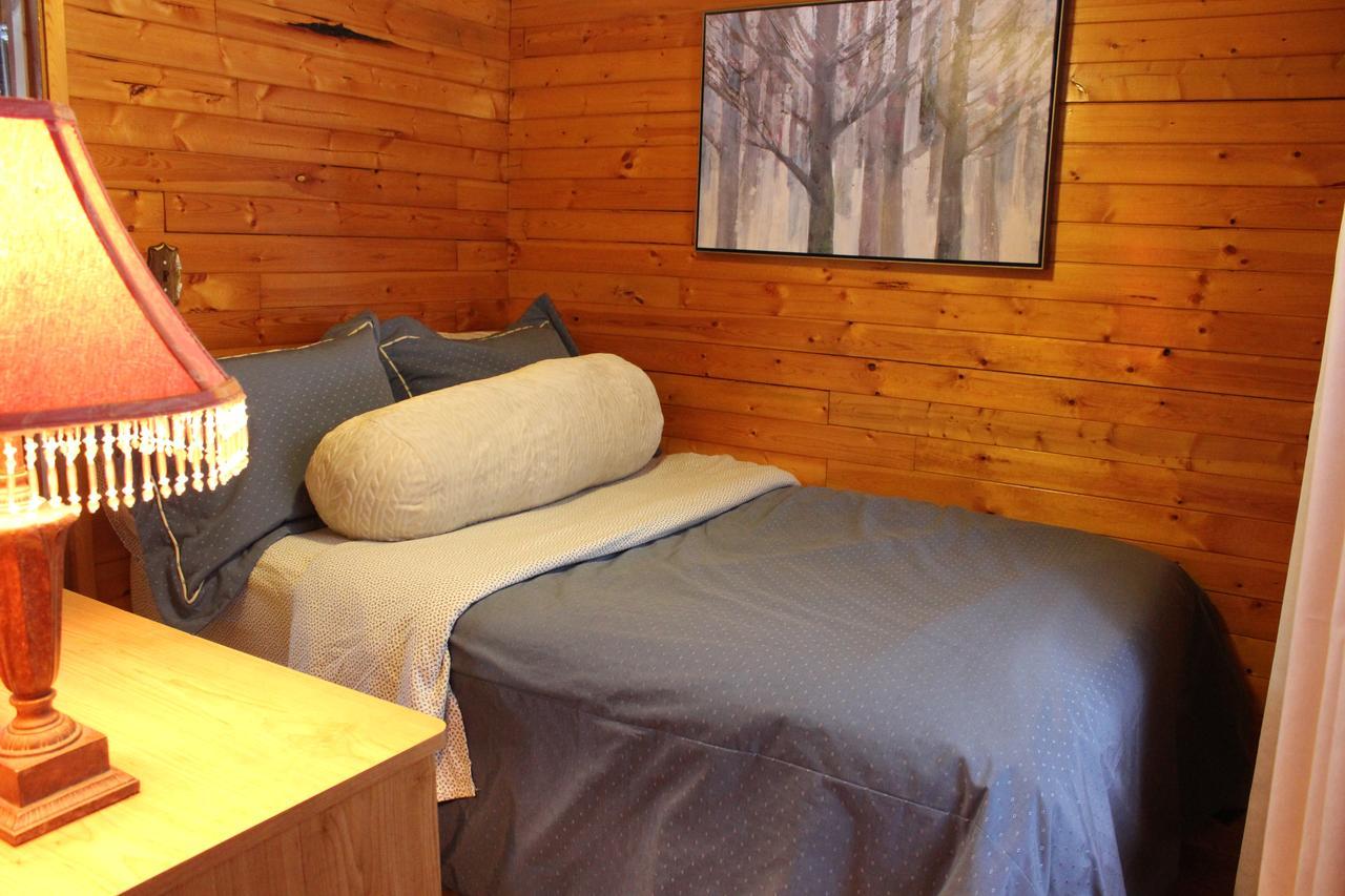 Lakefront Hope Lodge Miller Lake Екстериор снимка