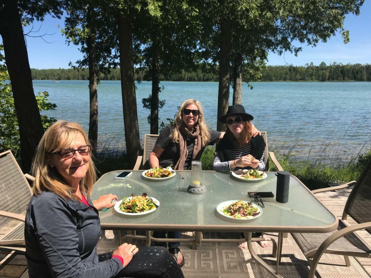 Lakefront Hope Lodge Miller Lake Екстериор снимка